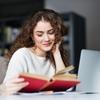 Studentka s knihou v knihovně